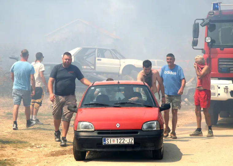 Apokaliptične scene kod Skradina! Evakuiraju ljude, stanovnici nemoćno gledaju, pogledajte stravične prizore