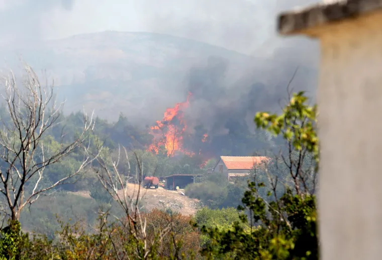 Apokaliptične scene kod Skradina! Evakuiraju ljude, stanovnici nemoćno gledaju, pogledajte stravične prizore