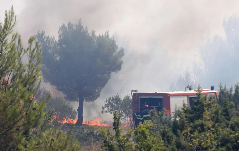 Apokaliptične scene kod Skradina! Evakuiraju ljude, stanovnici nemoćno gledaju, pogledajte stravične prizore