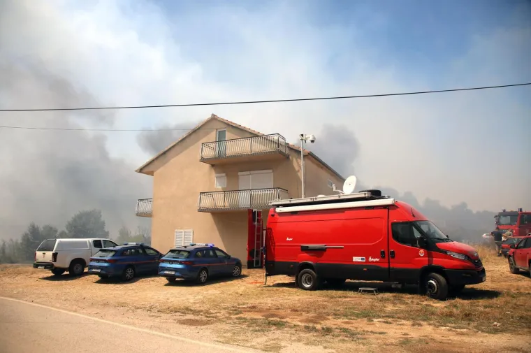 Apokaliptične scene kod Skradina! Evakuiraju ljude, stanovnici nemoćno gledaju, pogledajte stravične prizore