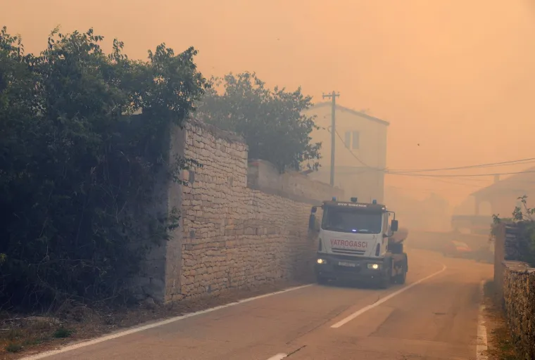 Apokaliptične scene kod Skradina! Evakuiraju ljude, stanovnici nemoćno gledaju, pogledajte stravične prizore