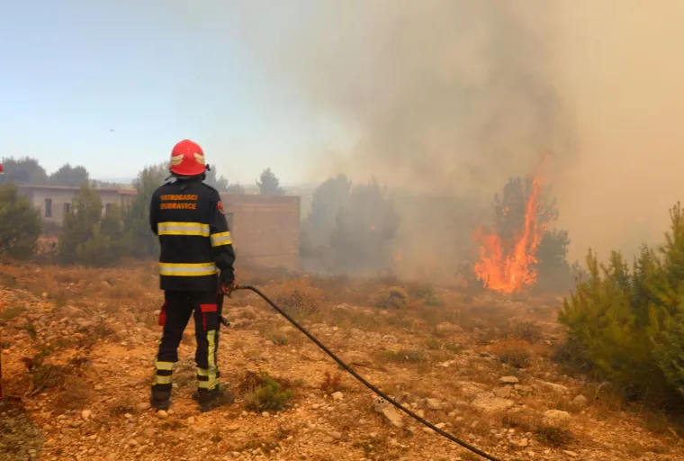 Apokaliptične scene kod Skradina! Evakuiraju ljude, stanovnici nemoćno gledaju, pogledajte stravične prizore