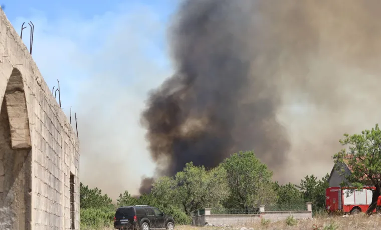 Apokaliptične scene kod Skradina! Evakuiraju ljude, stanovnici nemoćno gledaju, pogledajte stravične prizore