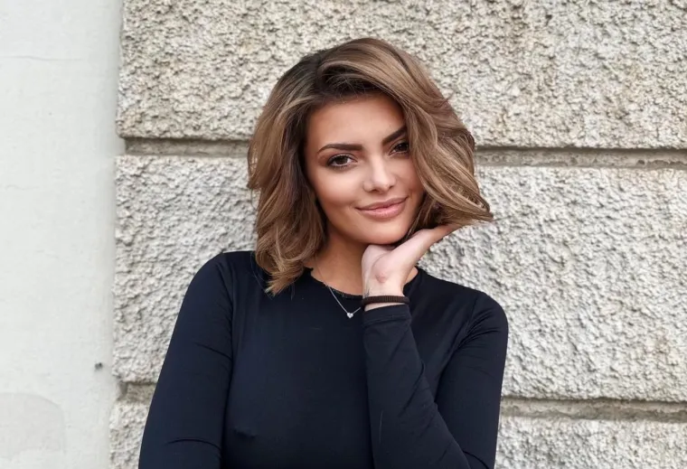 Iako joj je pjevačka karijera bila kratkotrajna, uspjela je napuniti naslovnice kontroverznim ponašanjem i vrlo ekscentričnim izgledom.