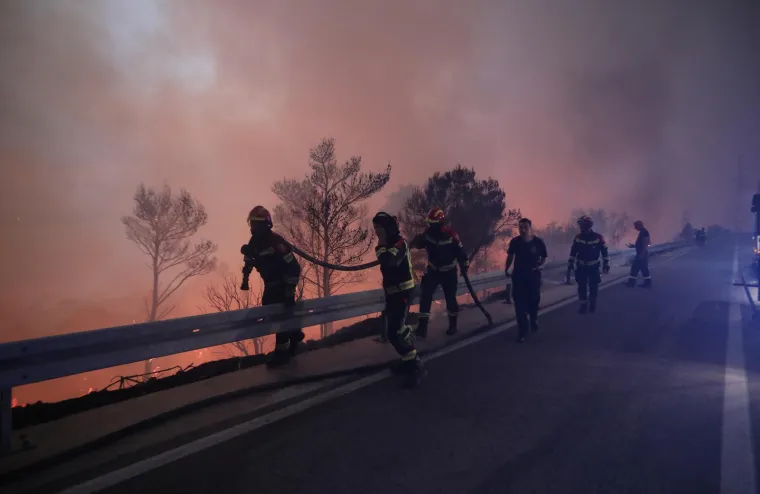 Vatreni pakao u Dalmaciji: Vatrogasci rade nadljudski posao, borba s požarima neumorno traje