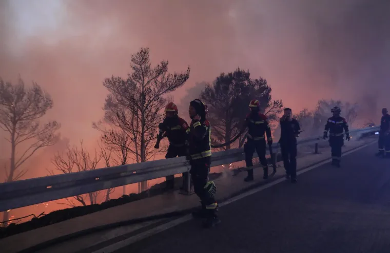 Vatreni pakao u Dalmaciji: Vatrogasci rade nadljudski posao, borba s požarima neumorno traje