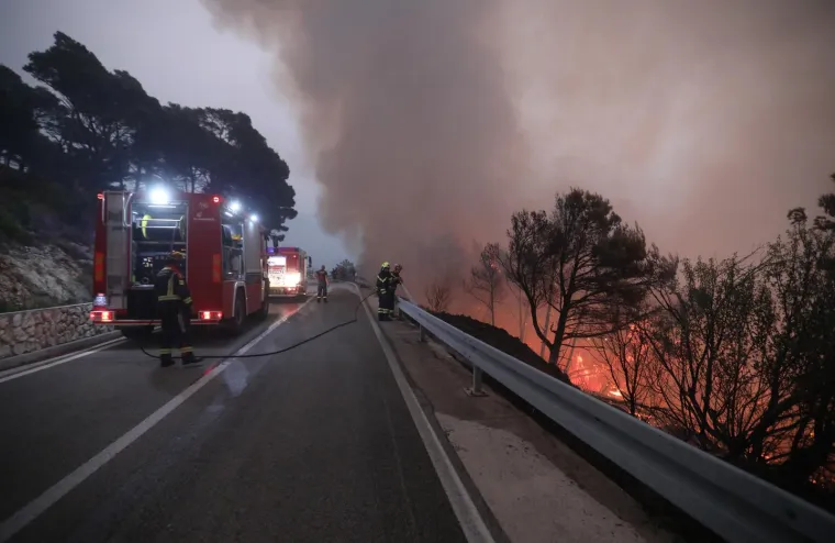 Vatreni pakao u Dalmaciji: Vatrogasci rade nadljudski posao, borba s požarima neumorno traje