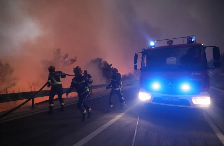 Vatreni pakao u Dalmaciji: Vatrogasci rade nadljudski posao, borba s požarima neumorno traje