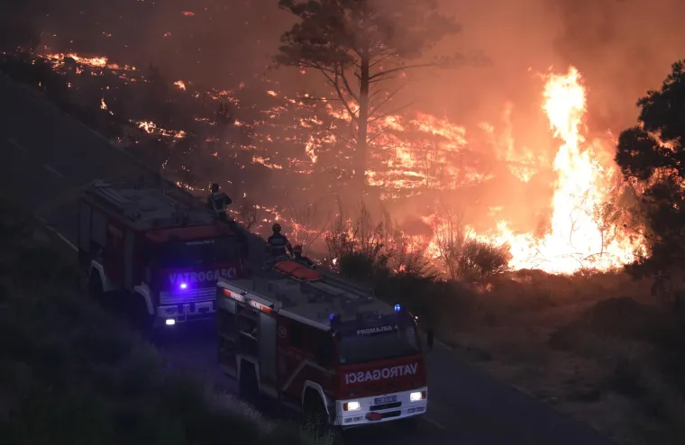 Vatreni pakao u Dalmaciji: Vatrogasci rade nadljudski posao, borba s požarima neumorno traje