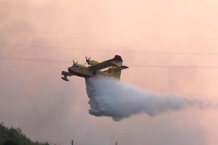 Vatreni pakao u Dalmaciji: Vatrogasci rade nadljudski posao, borba s požarima neumorno traje