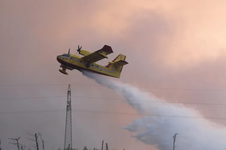 Vatreni pakao u Dalmaciji: Vatrogasci rade nadljudski posao, borba s požarima neumorno traje