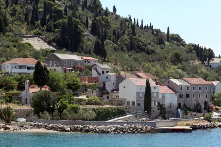 Ošljak je među lokalnim stanovništvom poznat i kao Lazaret. Ime je dobio u 17. stoljeću kada je služio kao bolnica, odnosno lazaret, kako bi se oboljeli od gube i kuge mogli izolirati i u tu svrhu je bio namijenjen za cijelo zadarsko područje. Danas je prepun kuća stare meditarnske arhitekture - njih čak 60, a zbog netaknute prirode čini savršeno mjesto za odmor.