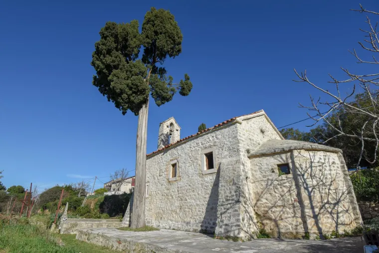 Na otoku se može obići ribarska lučica, crkvica sv. Marije iz 6. stoljeća i ruševine mlina vjetrenjače iz 16. stoljeća te ruševine ljetnikovca obitelji Calogera. Postoji i stari dio naselja s desetak kuća koji je nastao u 17. i 18. stoljeću. Zanimljiva je i činjenica da se na otoku nalazi bunker iz doba Drugog svjetskog rata.