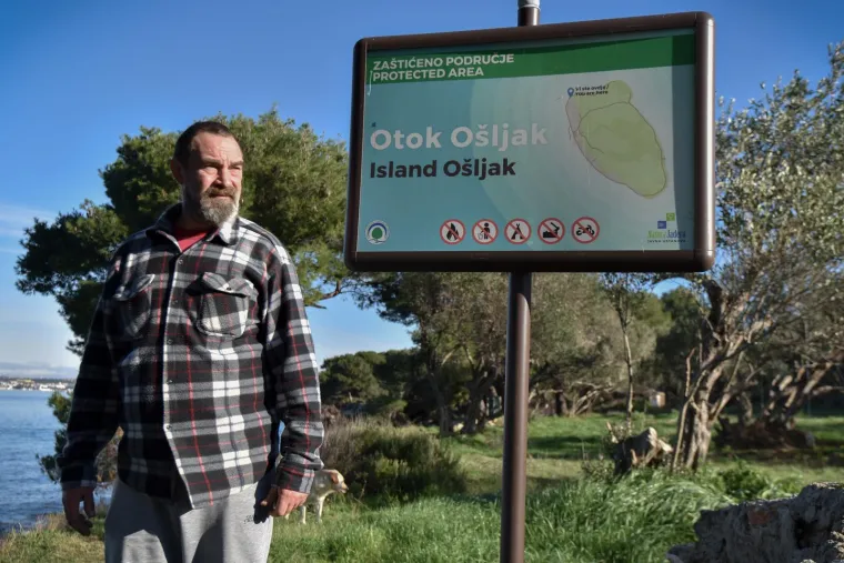 Stara škola na otoku ne radi već desecima godina jer nije imala dovoljan broj učenika kako bi se odradila redovita nastava. S godinama je obnovljena, a danas služi otočanima kao dom kulture i zabave.
