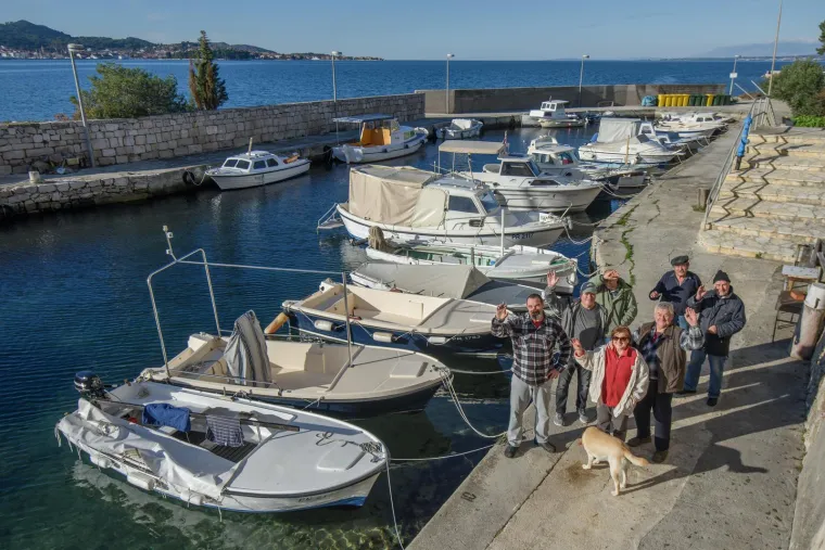 Do O&scaron;ljaka se može doći trajektom. Svaki dan trajekt pristaje na O&scaron;ljak u dva navrata, a postoje i dvije povratne linije za Zadar, odnosno Preko. Na otoku nema niti jedne trgovine &ndash; čak ni preko ljeta. Otočani i njihovi gosti nabavljaju namirnice u obližnjem mjestu Preku na Ugljanu ili u Zadru. Također, ljeti na otoku radi samo jedan ugostiteljski objekt.