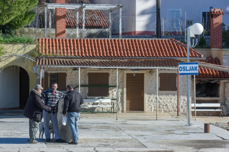 Pje&scaron;ačka staza na otoku duga je dva kilometra, prolazi uz svjetionik i ostatke vjetrenjača, a moguće je popeti se i na vrh otoka koji se izdiže na 90 metara, a s kojeg se pruža pogled koji oduzima dah.