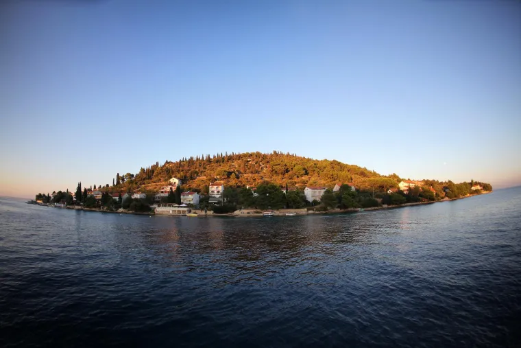 Najmanji naseljeni otok u Hrvatskoj: Izvan sezone ovdje živi desetak ljudi i svi nose isto prezime