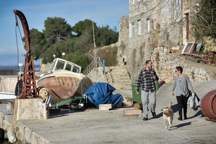 Najmanji naseljeni otok u Hrvatskoj: Izvan sezone ovdje živi desetak ljudi i svi nose isto prezime