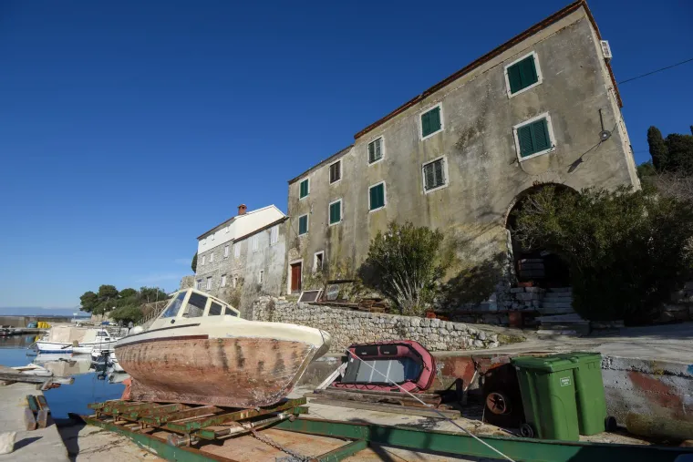 Najmanji naseljeni otok u Hrvatskoj: Izvan sezone ovdje živi desetak ljudi i svi nose isto prezime
