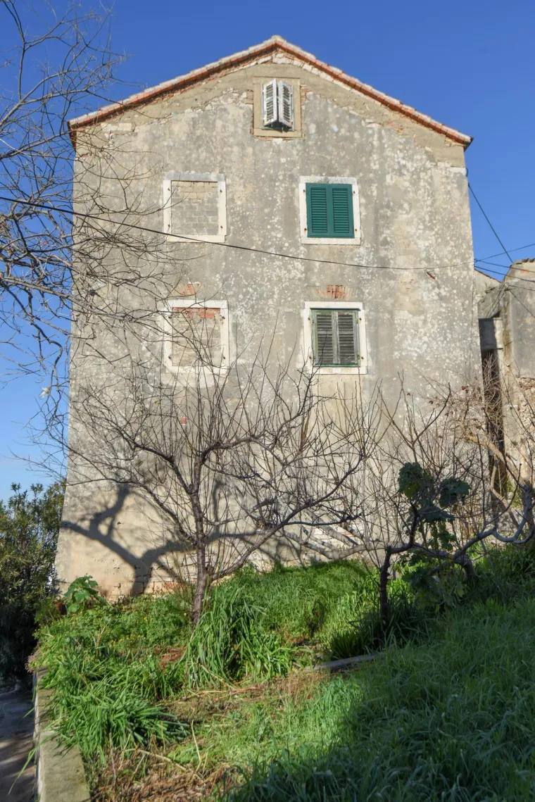 Najmanji naseljeni otok u Hrvatskoj: Izvan sezone ovdje živi desetak ljudi i svi nose isto prezime