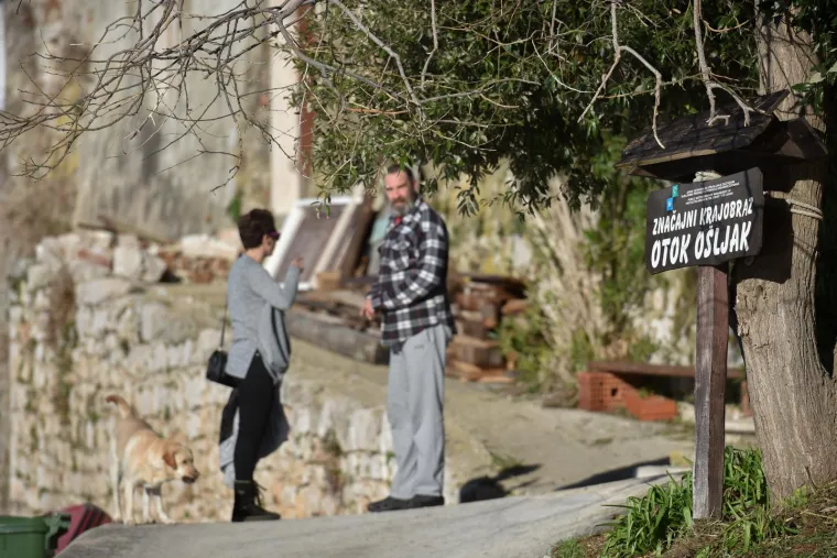 Najmanji naseljeni otok u Hrvatskoj: Izvan sezone ovdje živi desetak ljudi i svi nose isto prezime