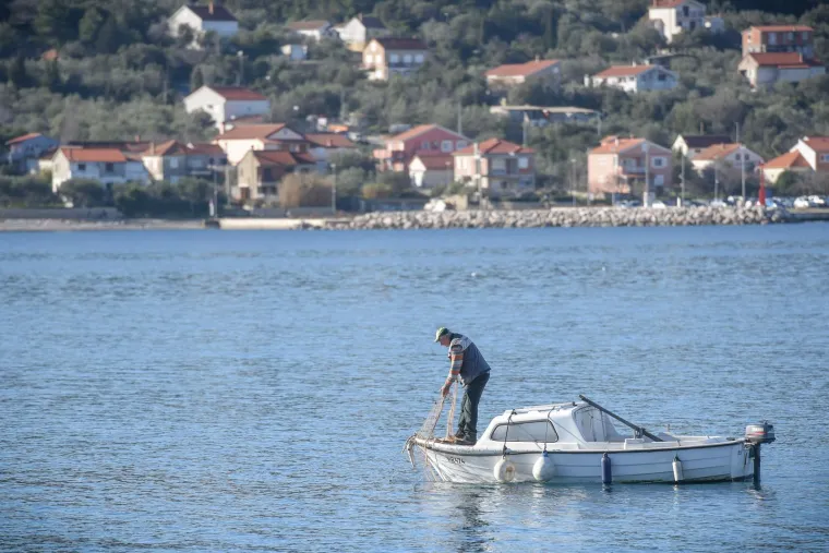 Najmanji naseljeni otok u Hrvatskoj: Izvan sezone ovdje živi desetak ljudi i svi nose isto prezime