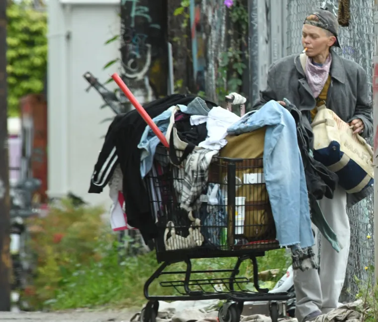 Nekoć je bila manekenka za kojom se uzdisalo, danas sirota prekapa po smeću kako bi preživjela dan