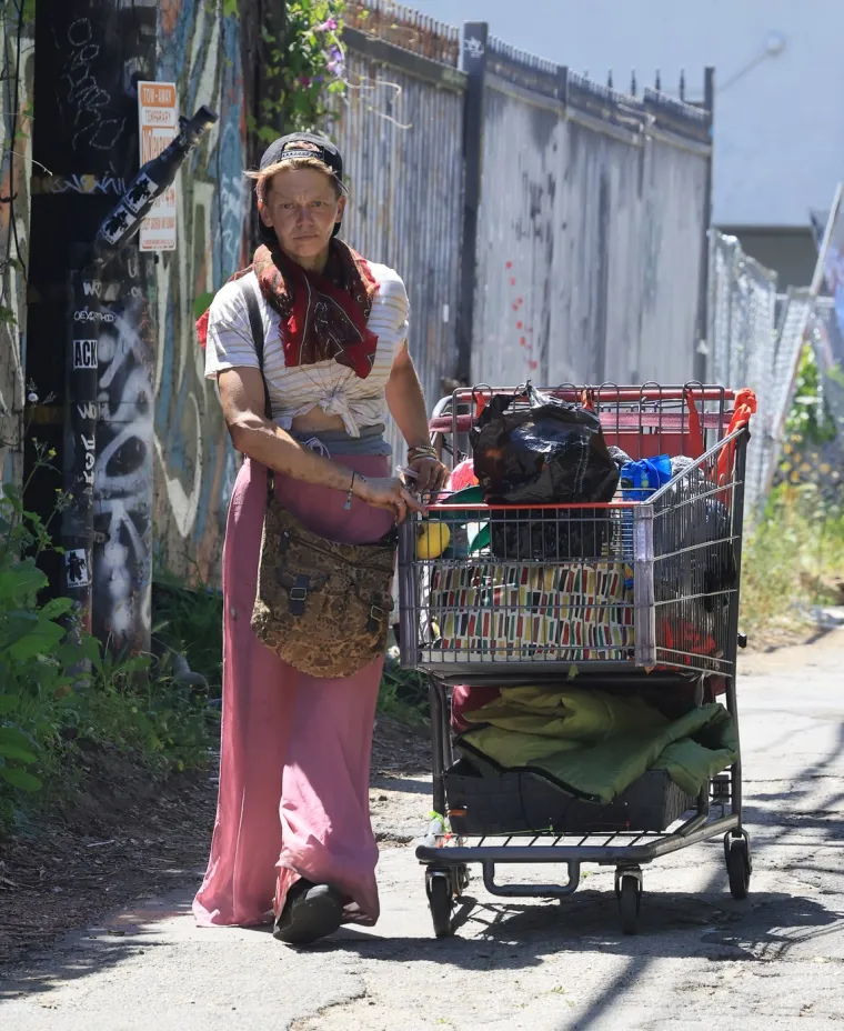 Nekoć je bila manekenka za kojom se uzdisalo, danas sirota prekapa po smeću kako bi preživjela dan