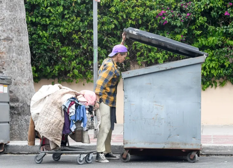 Nekoć je bila manekenka za kojom se uzdisalo, danas sirota prekapa po smeću kako bi preživjela dan