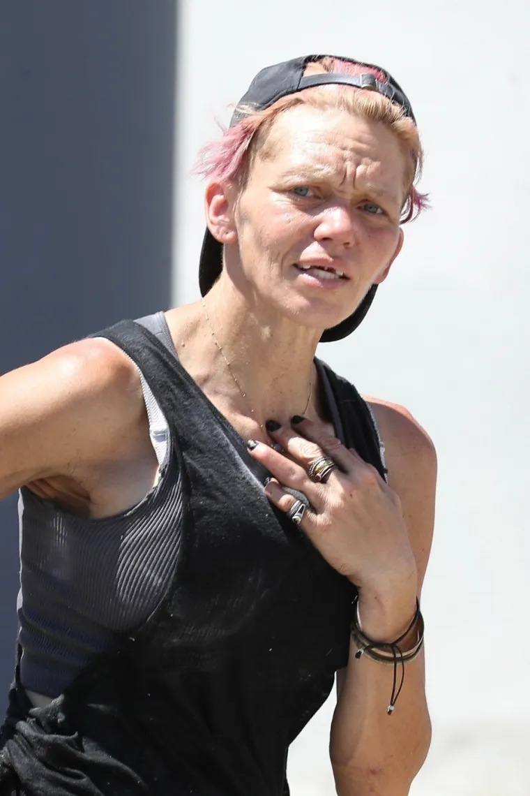 Nekoć je bila manekenka za kojom se uzdisalo, danas sirota prekapa po smeću kako bi preživjela dan