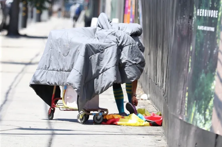 Nekoć je bila manekenka za kojom se uzdisalo, danas sirota prekapa po smeću kako bi preživjela dan