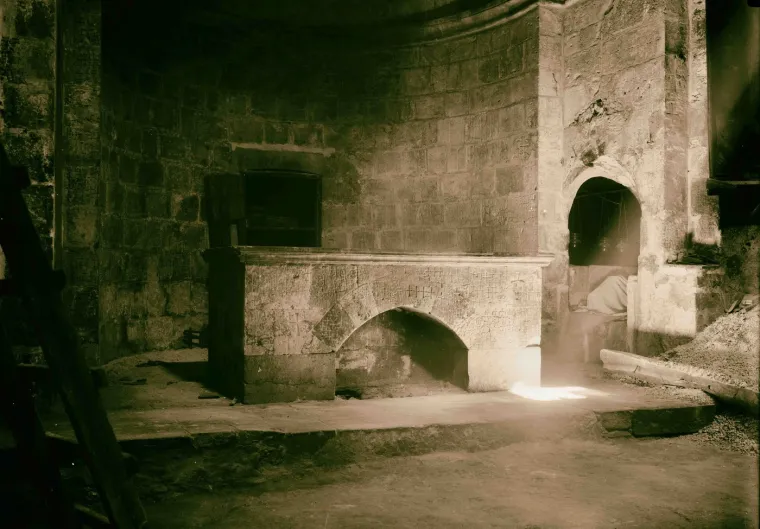 Bazilika Svetoga groba bila je stoljećima napadana, uništila ju je perzijska vojska 614., gotovo je srušena 1009., a tijekom 1800-ih je gorjela te se vjerovalo da je oltar uništen.
