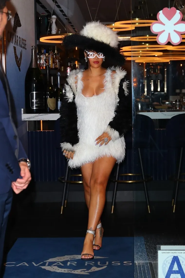 Što joj to visi preko nogu? Rihanna privukla pažnju neobičnim outfitom