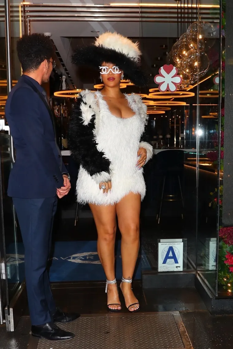 Što joj to visi preko nogu? Rihanna privukla pažnju neobičnim outfitom