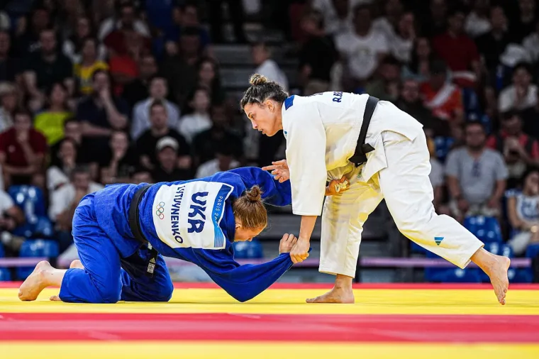 Djevojka iz susjedstva okitila se zlatom u Parizu pa ga proslavila vrućim poljupcem s djevojkom