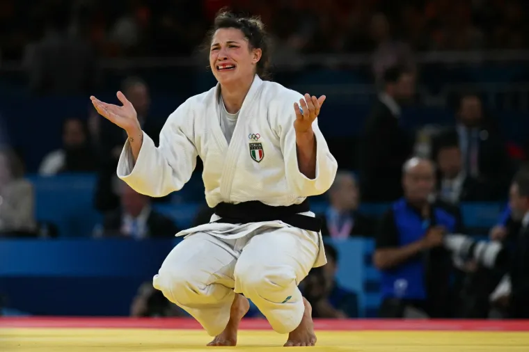 Djevojka iz susjedstva okitila se zlatom u Parizu pa ga proslavila vrućim poljupcem s djevojkom