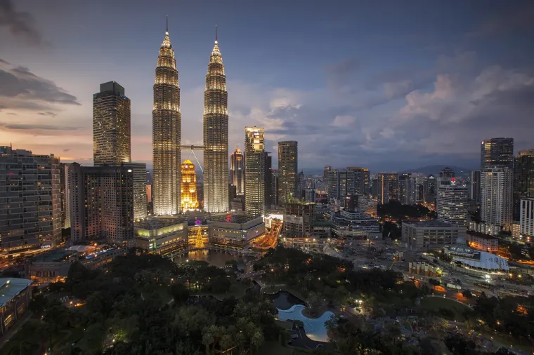 1. Malezija: Glavni grad Malezije, Kuala Lumpur, razlog je zašto se mnogi odlučuju na posjet toj zemlji. Ondje visoki neboderi poput Petronas Twin Towers dominiraju prostorom. U isto vrijeme, ulične tržnice i zeleni parkovi pružaju beskrajne mogućnosti zabave. Troškovi života u Kuala Lumpuru povoljniji su u usporedbi s drugim svjetskim gradovima slične veličine. Najam jednosobnog stana u gradskom središtu u prosjeku iznosi od 554 do 739 eura mjesečno, a obroci za dvoje u vrhunskim restoranima stoje otprilike 27 do 46 eura. 