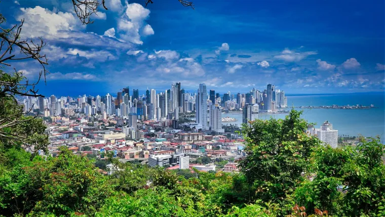 2. Panama: U Panama Cityju možete dobiti stan u otmjenoj četvrti za oko 1.386 eura mjesečno. Namirnice vam također neće opteretiti novčanik pa će vam hrana za dvije osobe za tjedan dana izaći oko 92 eura. U vrhunskim restoranima možete jesti specijalitete za samo 13 eura po osobi. Panama se može pohvaliti raznolikim krajolikom koji će vas oduševiti. Od kozmopolitskog ozračja Panama Cityja s njegovim visokim neboderima do plaža Bocas del Toro, može se pronaći nešto za svačiji ukus. 