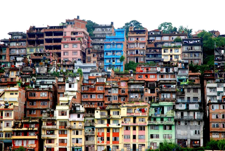 3. Nepal: Troškovi života u Nepalu nevjerojatno su prihvatljivi za svačiji novčanik, što ga čini privlačnim odredištem za iseljenike i turiste. Najam stana u srcu Kathmandua može se kretati od 184 do 462 eura mjesečno, ovisno o lokaciji i pogodnostima. Obrok u vrhunskom restoranu košta oko 9 do 13 eura. Prirodna ljepota Nepala poziva na istraživanje. Trekking u regijama Annapurne ili Everesta nudi neusporedivu avanturu. U isto vrijeme, mirna utočišta u Pokhari pružaju savršen bijeg za opuštanje. 