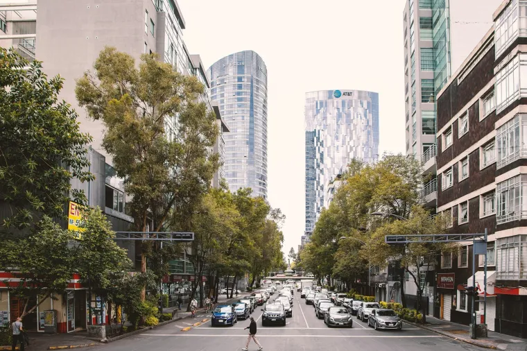 Mexico City je još jedno mjesto gdje se može živjeti luksuzno s ograničenim budžetom. Ovdje možete uživati ​​u restoranima svjetske klase i luksuznoj kupnji, a da pritom ne potrošite previše. Najam jednosobnog stana kreće se od 369 do 554 eura mjesečno.