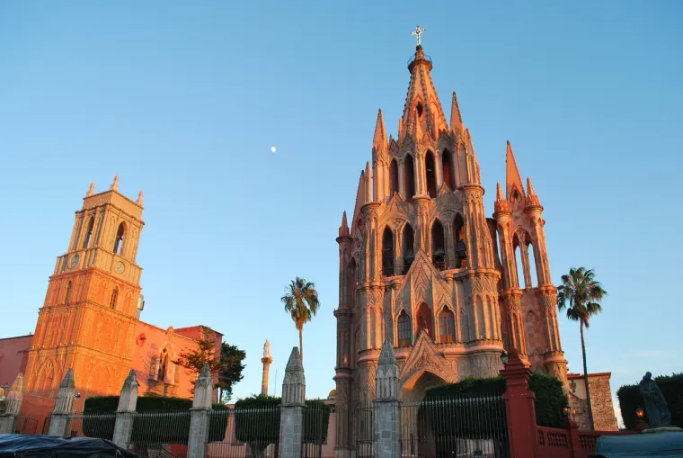 Za one koji traže mirniji način života, dobra opcija je &scaron;armantan gradić San Miguel de Allende. Ovaj dragulj poznat je po svojim slikovitim ulicama i povijesnoj arhitekturi. S tro&scaron;kovima života koji su znatno niži nego u mnogim zapadnim zemljama, možete živjeti poput kraljevske obitelji sa skromnim budžetom.