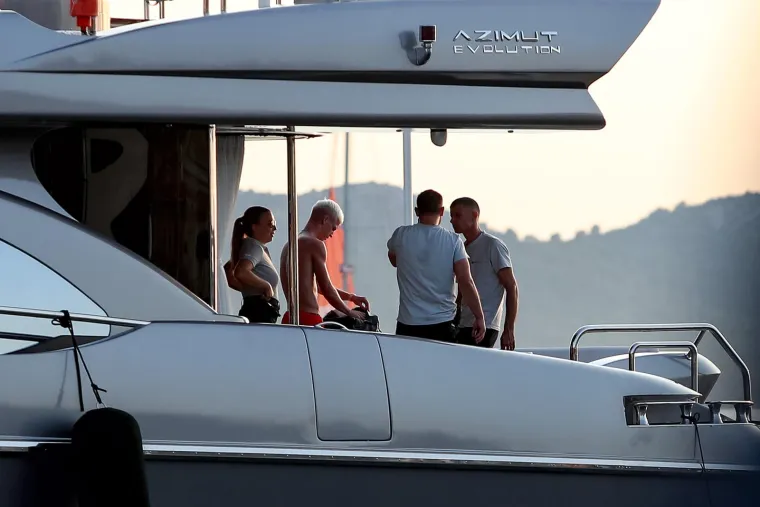 Olmo se u dru&scaron;tvu djevojke i poznatog agenta odmara na Jadranu na luksuznoj jahti