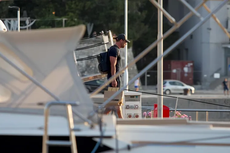 Olmo se u dru&scaron;tvu djevojke i poznatog agenta odmara na Jadranu na luksuznoj jahti