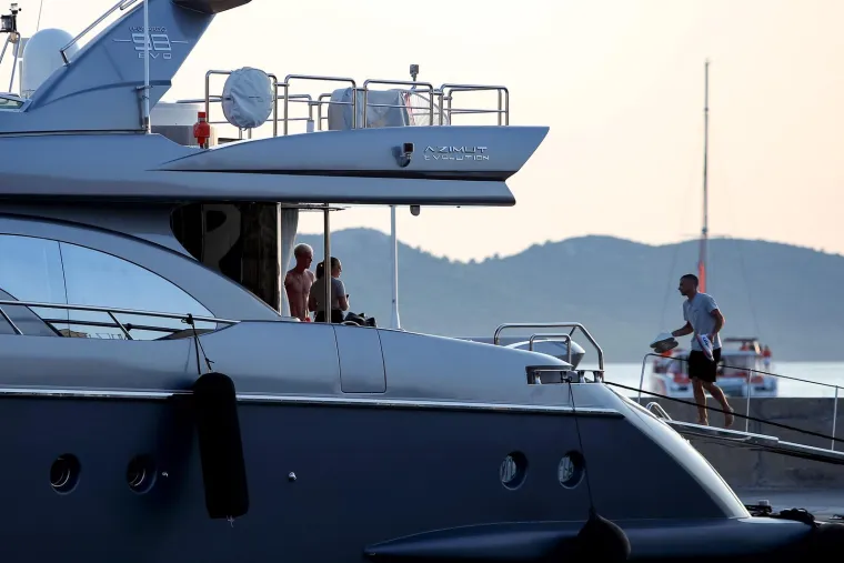 Olmo se u dru&scaron;tvu djevojke i poznatog agenta odmara na Jadranu na luksuznoj jahti