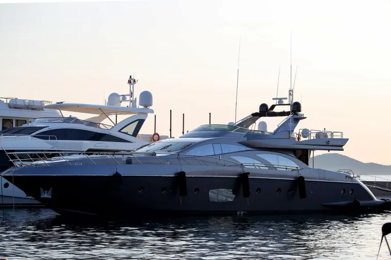 Olmo se u dru&scaron;tvu djevojke i poznatog agenta odmara na Jadranu na luksuznoj jahti