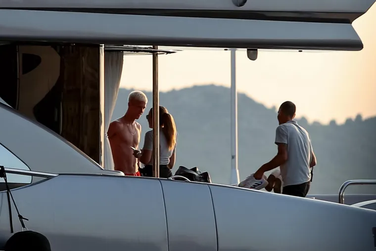 Olmo se u dru&scaron;tvu djevojke i poznatog agenta odmara na Jadranu na luksuznoj jahti