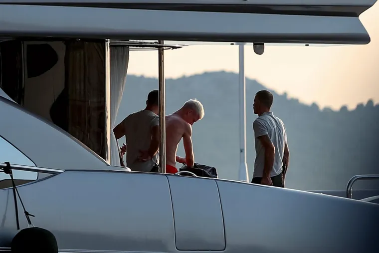 Olmo se u dru&scaron;tvu djevojke i poznatog agenta odmara na Jadranu na luksuznoj jahti