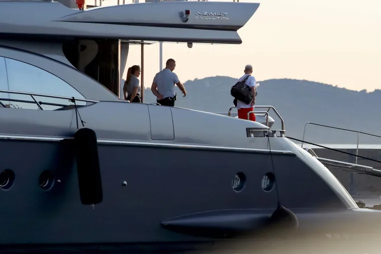 Olmo se u dru&scaron;tvu djevojke i poznatog agenta odmara na Jadranu na luksuznoj jahti