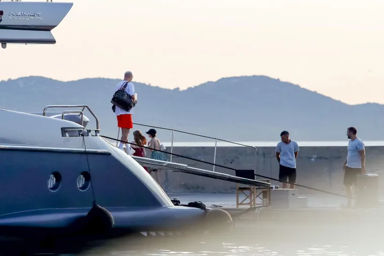 Olmo se u dru&scaron;tvu djevojke i poznatog agenta odmara na Jadranu na luksuznoj jahti
