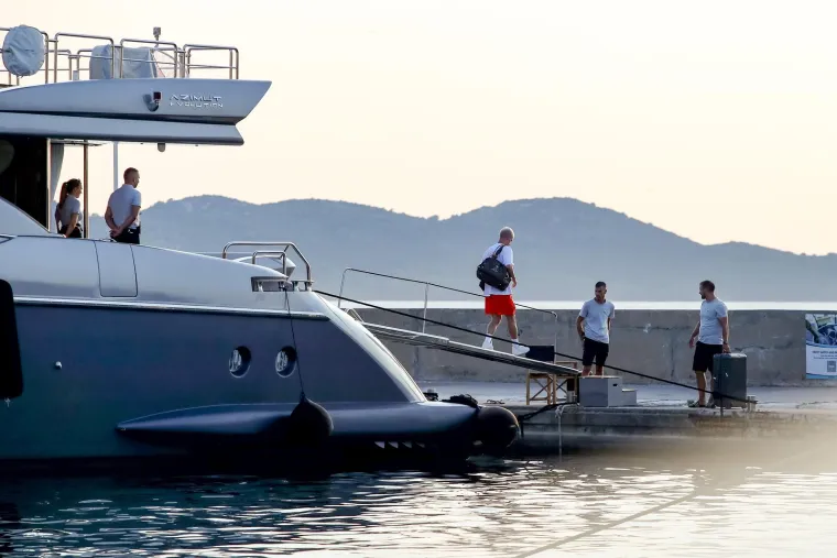 Olmo se u dru&scaron;tvu djevojke i poznatog agenta odmara na Jadranu na luksuznoj jahti